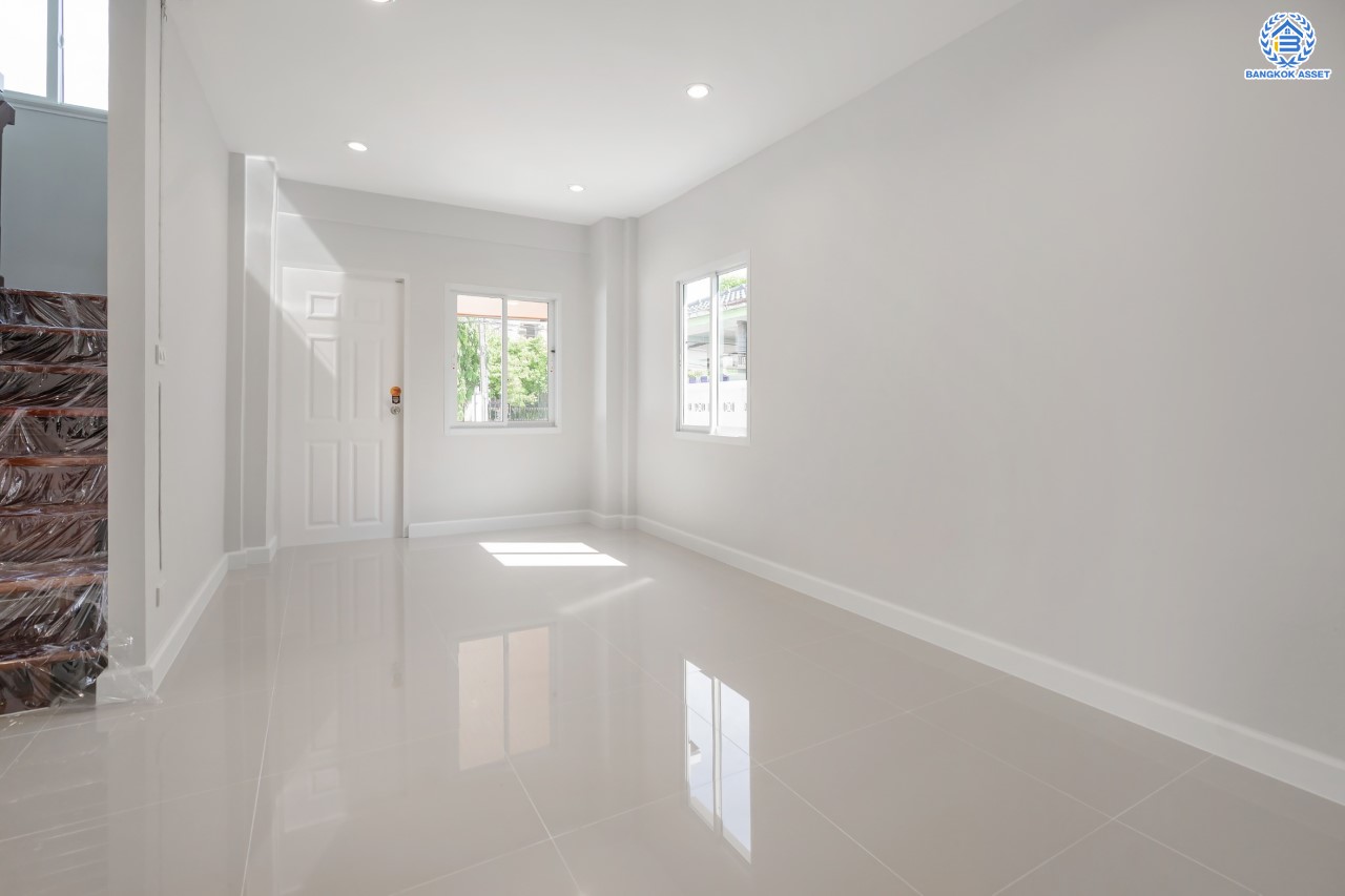 บ้านมือสองตกแต่งใหม่ คุณภาพแบรนด์ LH ม.ชลลดา บางบัวทอง เนื้อที่ 62 ตร.ว. ตกแต่งหรูหรา ฟังก์ชันจัดเต็ม 3 ห้องนอน 2 ห้องน้ำ จอดรถได้ 2 คัน พร้อม Facilities ครบ! บนทำเลคุณภาพ เชื่อมต่อได้หลายเส้นทาง ใกล้เซ็นทรัลเวสต์เกต และรถไฟฟ้า "สถานีบางพลู"